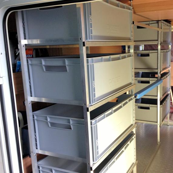 Knaus Sky I mit einen Idea-Systemregal ausgebaut
