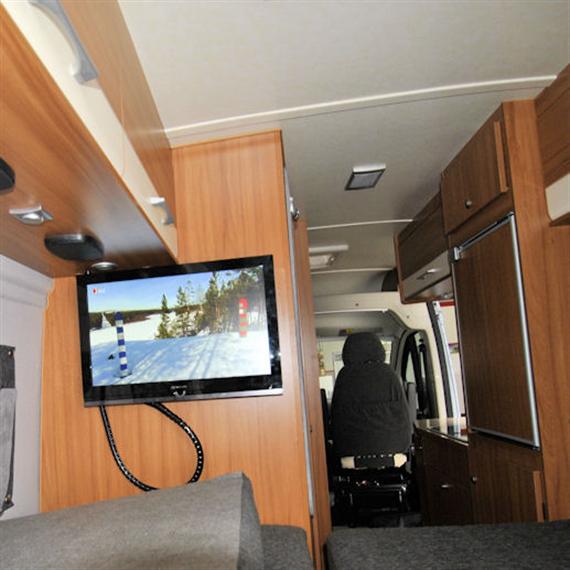 Weinsberg Carabus mit DVB-T Antenne und 22 Zoll TV Gerät ausgebaut